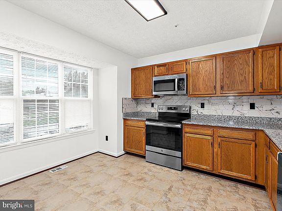 3rd image of 632 Island Creek Ct