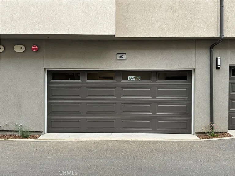 652 E 4th St — Photo 26