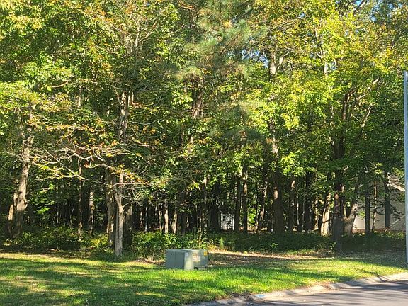 3rd image of 34 White Oaks Ln