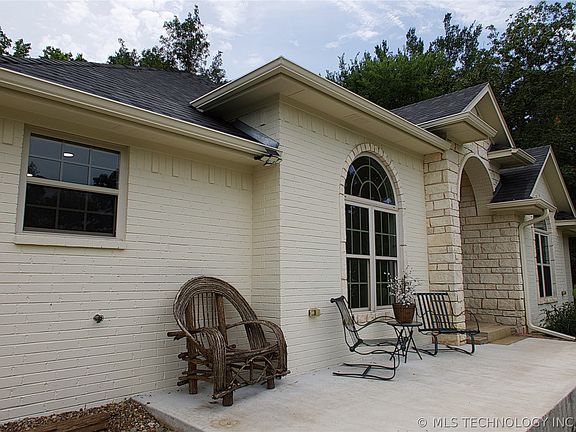 2nd image of 2221 Shirley St