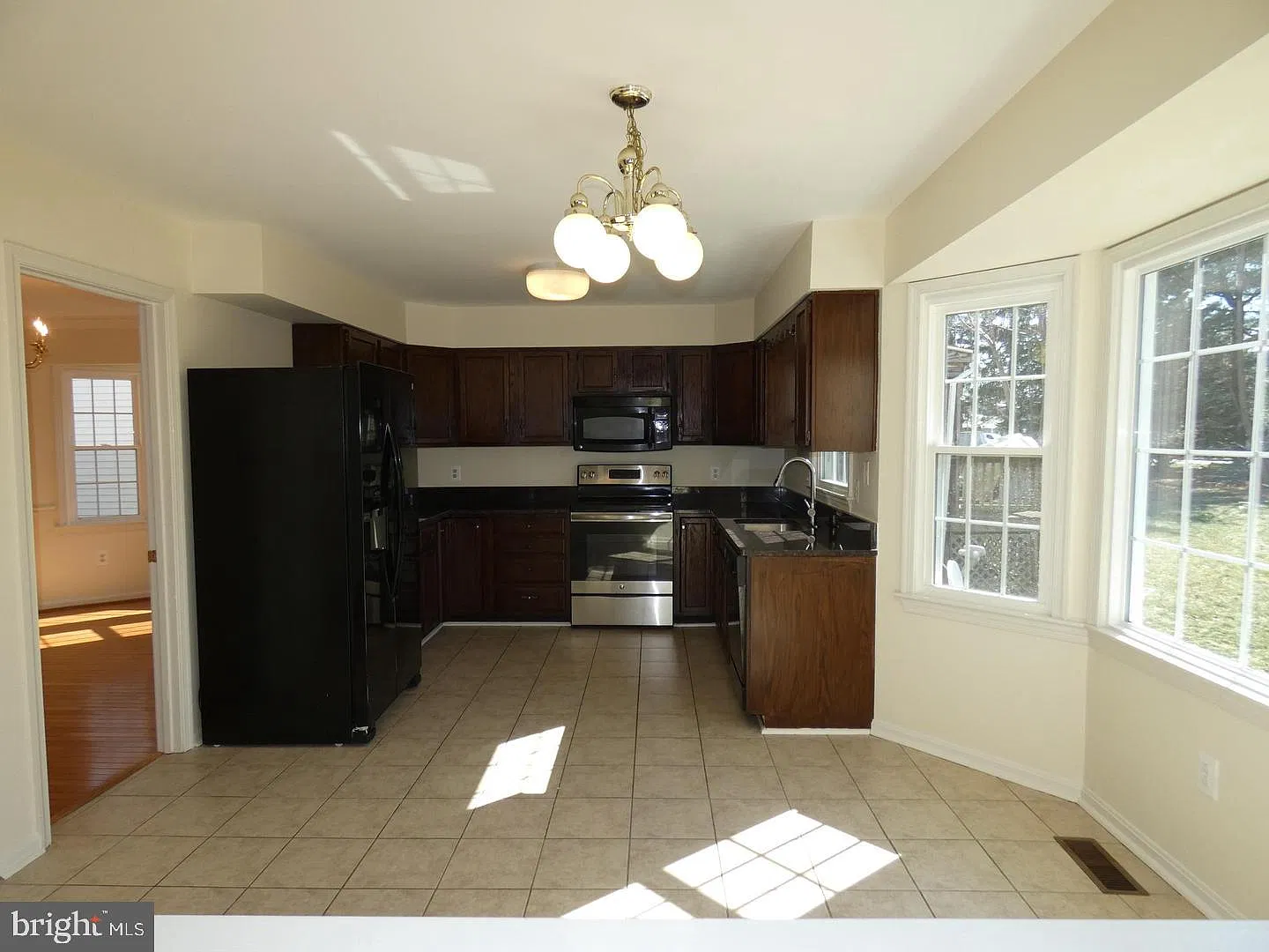 3 bed, 4.0 bath, 2360 sqft, $4,700 — Photo 4