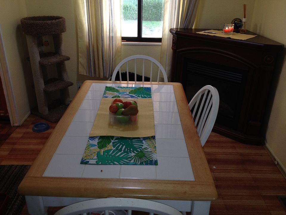 1st image of 17462 NE Glisan St