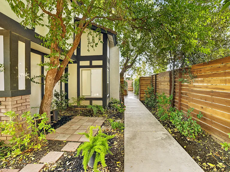 655 W Ontario Ave — Photo 5