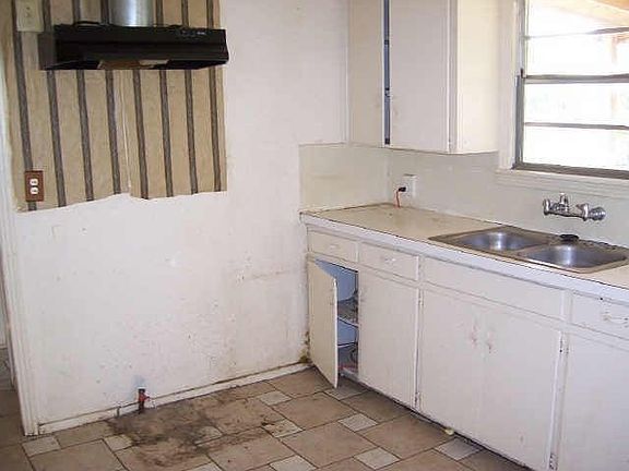 3rd image of 4544 McCart Ave