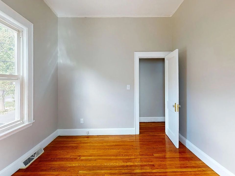 1st image of 20-22B Holmes St #20