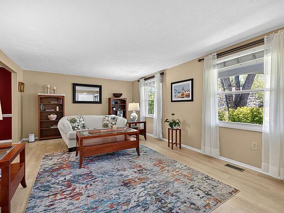 3rd image of 19233 Gunnerfield Ln