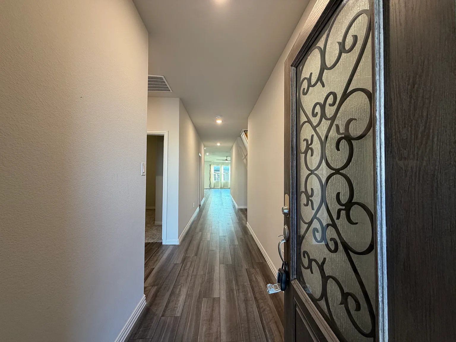 4 bed, 2077 sqft, $2,400 — Photo 1