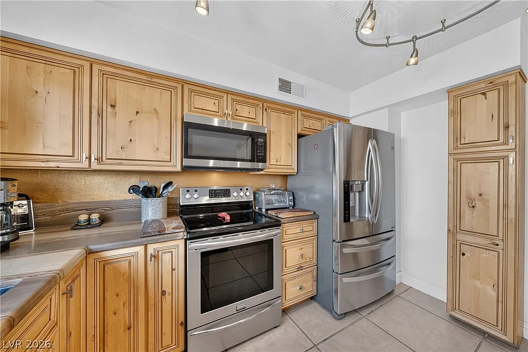 3 bed, 2.5 bath, 1656 sqft, $3,100 — Photo 3