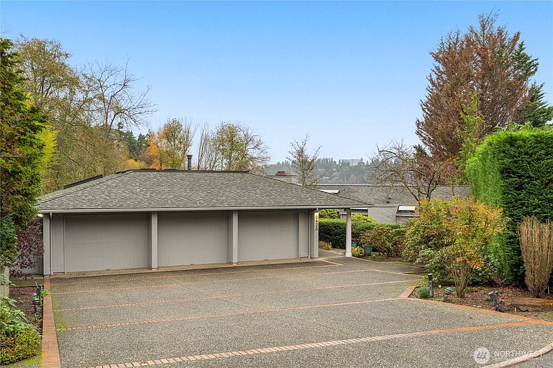 3rd image of 8428 N Mercer Way