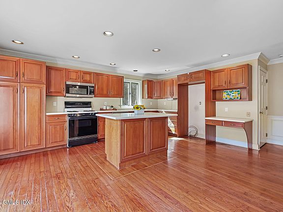 5th image of 70 Glenville St