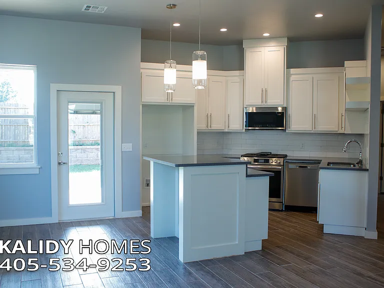 421 Remington Ave — Photo 6