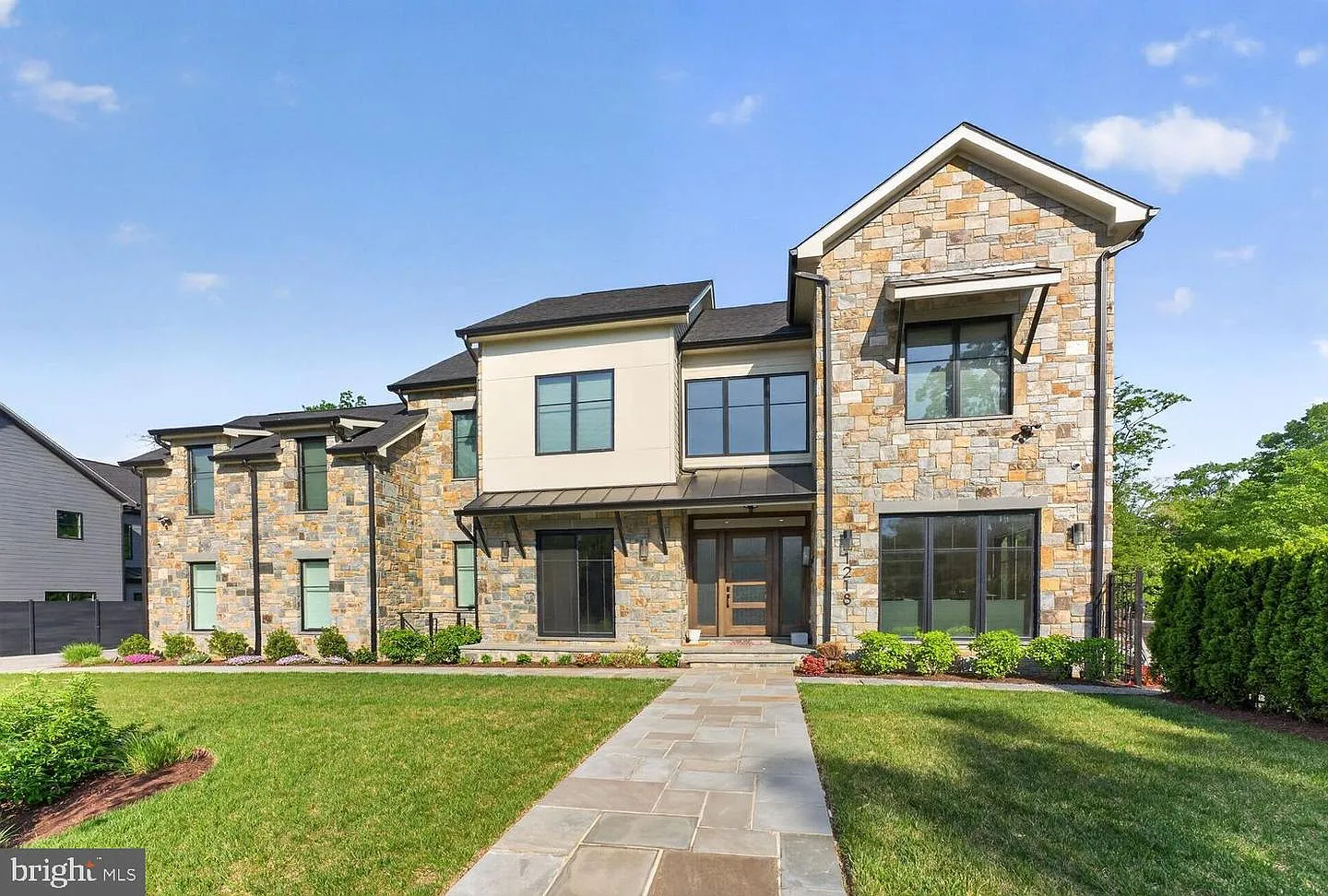 6 bed, 6.5 bath, 9404 sqft, $13,900 — Photo 1