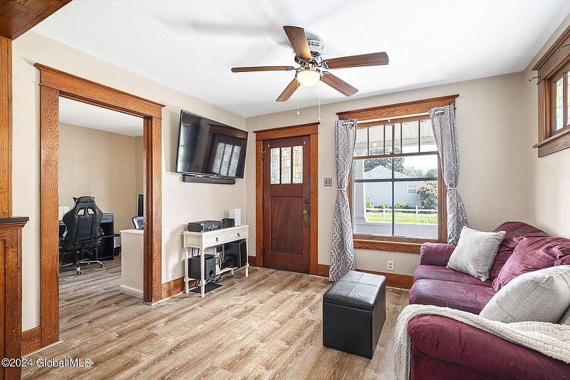 3rd image of 1386 Evergreen Avenue