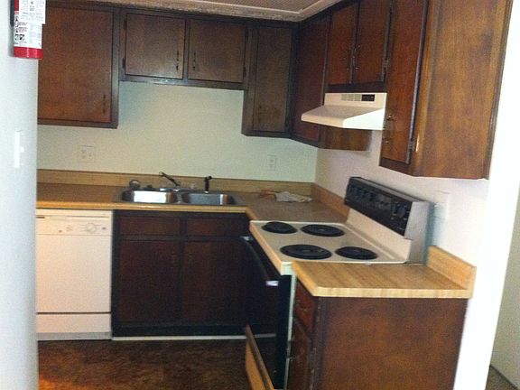 2nd image of 989 Somerset Dr APT 5