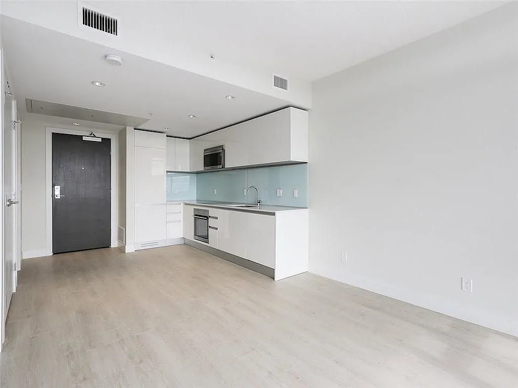 Cozy; Convenient 1 Bed Condo in The Guardian (CIP153) — Photo 3