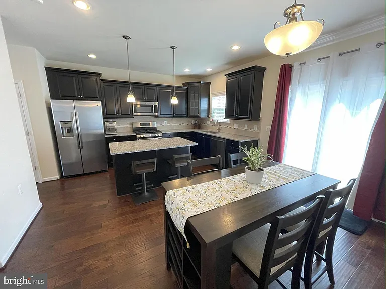 706 Bunker Ln — Photo 8