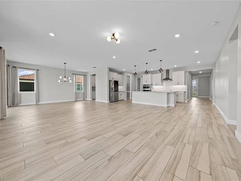 2038 Grove Dr — Photo 5