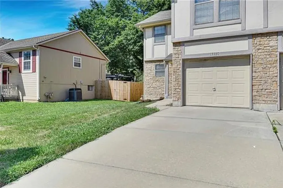3 bed, 1964 sqft, $2,100 — Photo 2