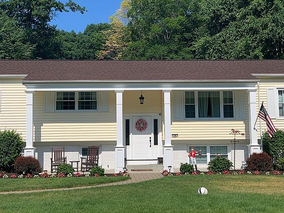 2nd image of 10 Sweet Brier Dr