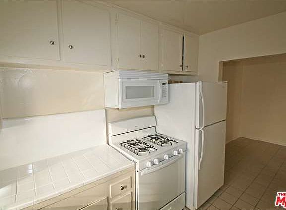 3rd image of 725 S Berendo St