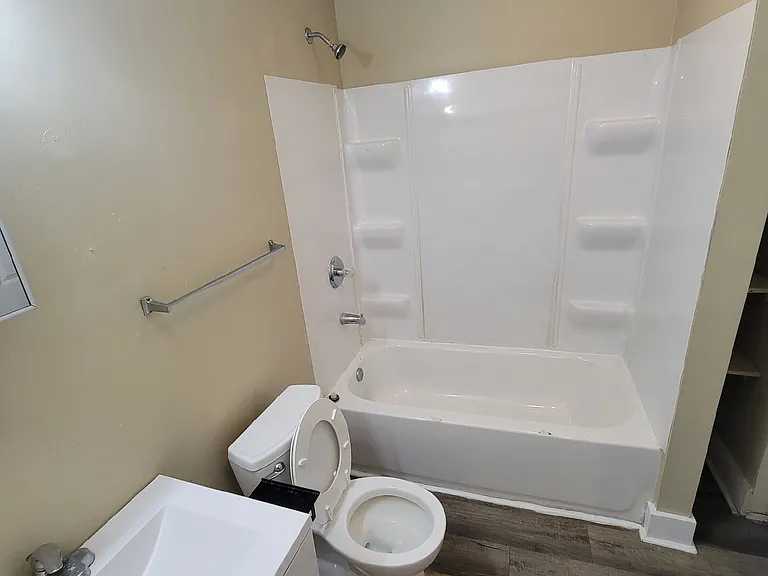 1354 Oliver Ave — Photo 2