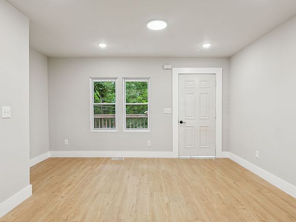 4th image of 137 Stratton Blvd