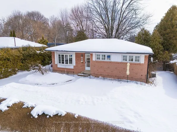 557 Stonecliffe Rd, Oakville, ON L6L 4N8