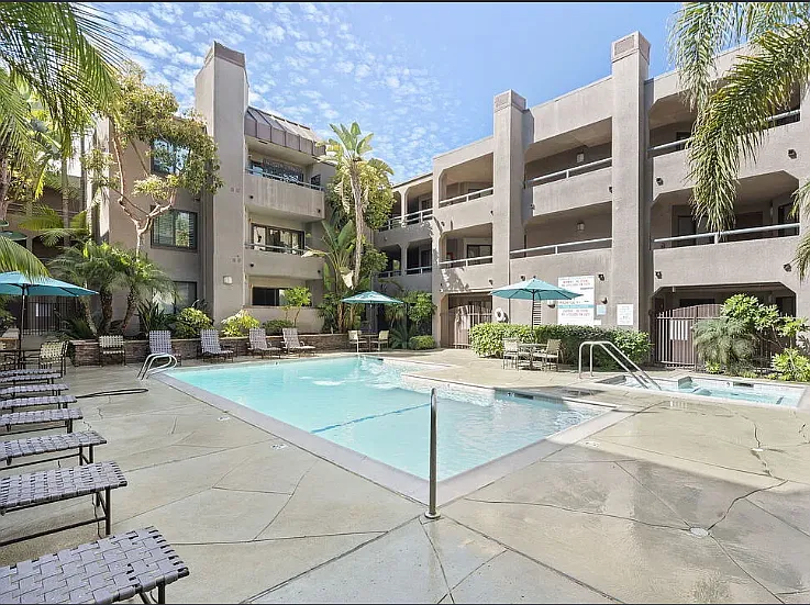 2 bed, 985 sqft, $5,000 — Photo 1