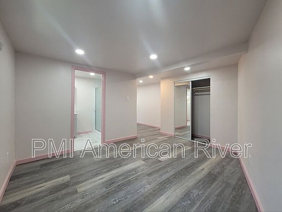 4th image of 526 Redwood Ave Unit B