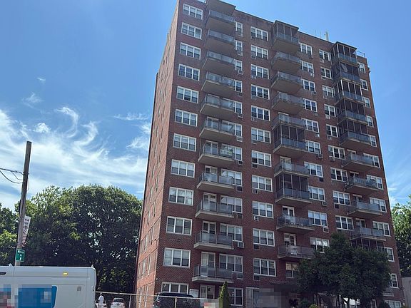 3rd image of 385 McLean Ave APT 11A