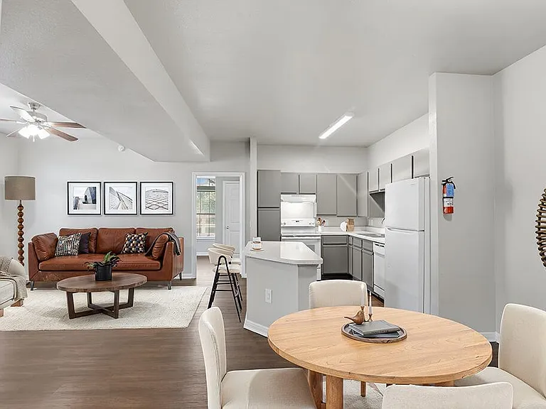 Almeda Park Apartments — Photo 2