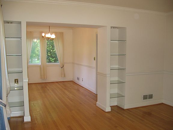 Built-in shelves between the LR and DR