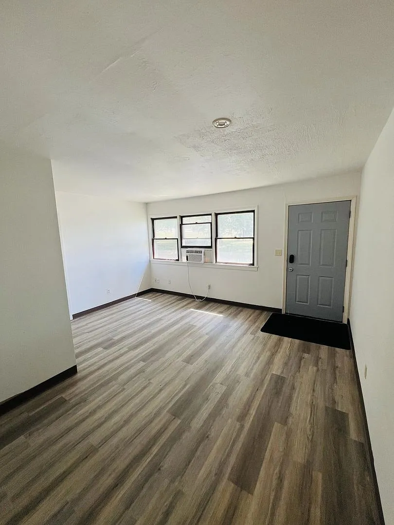 Charming 2-Bedroom Home Near Downtown Iowa City — Photo 4