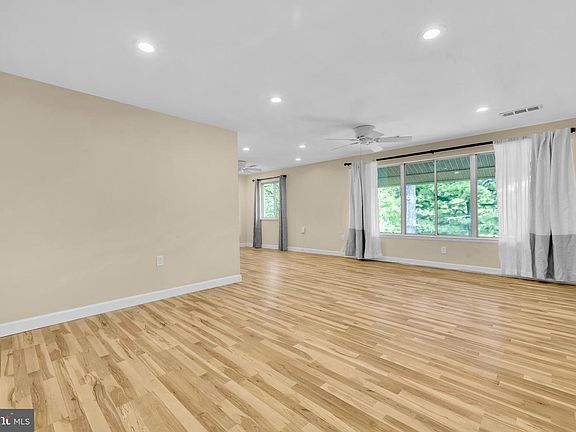 3rd image of 9920 Walker Ave House 5
