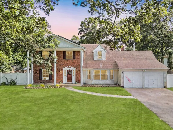 12 Chauncey Lane, Coram, NY 11727