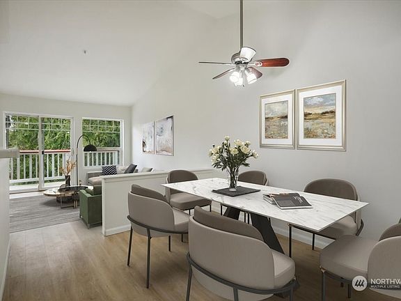 Good size dining area>