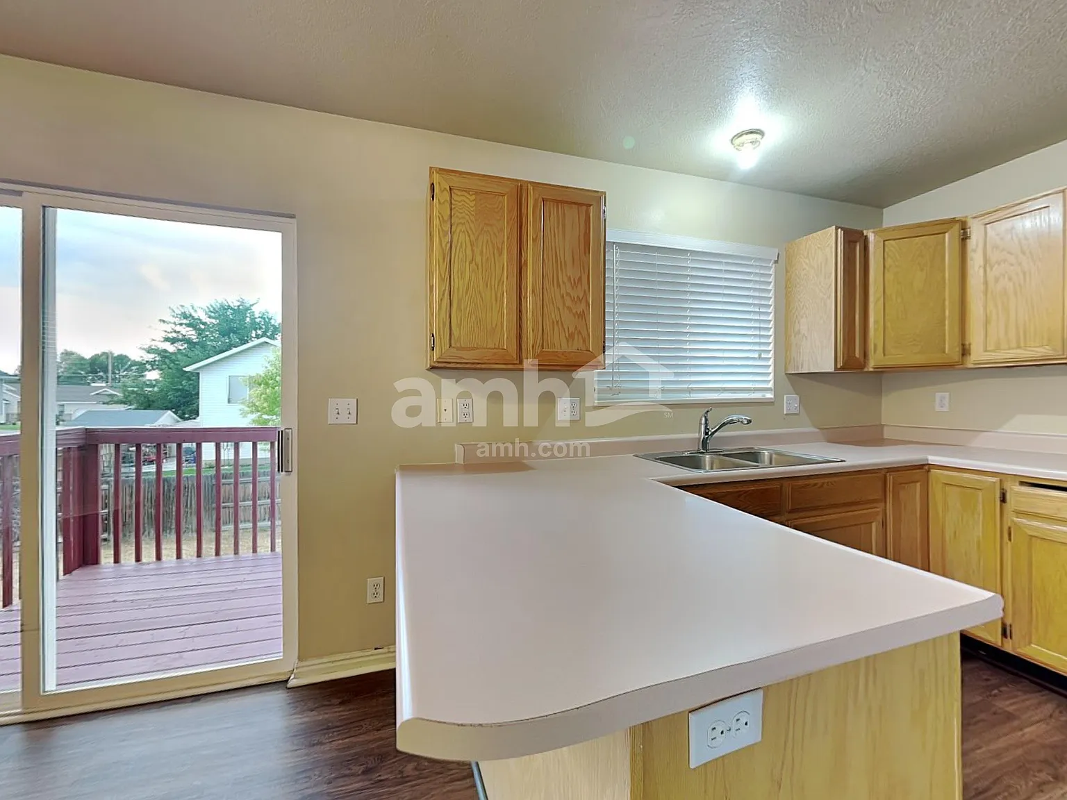6 bed, 2.0 bath, 1900 sqft, $2,430 — Photo 4