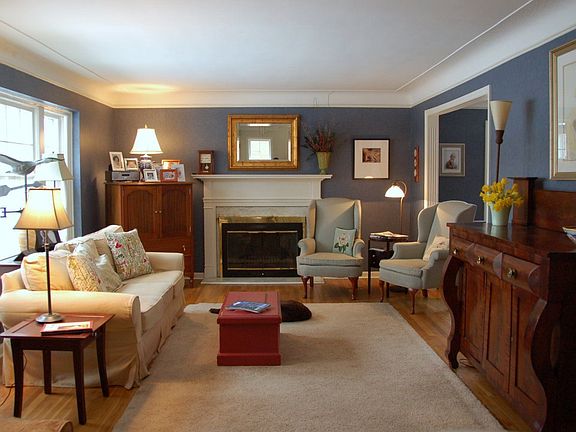 Elegant Living Room in Williamsburg Blue 