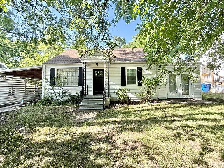 242 Pecan Rd — Photo 1
