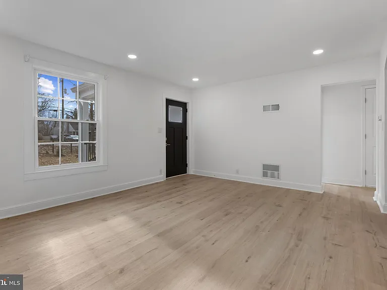 3284 Annandale Rd — Photo 11
