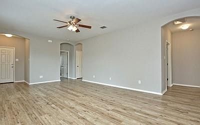4th image of 225 Wells Bnd