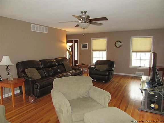 4th image of 33 River Park Dr