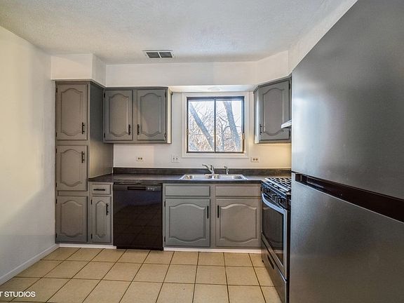 5th image of 1022 Harbour Dr APT 2B