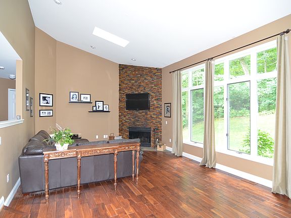 3rd image of 8945 Autumnglo Dr