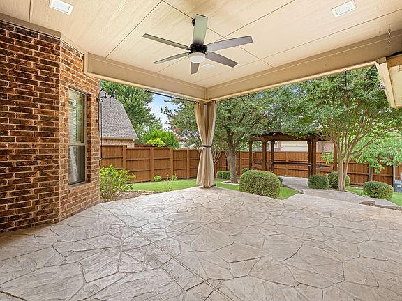 4th image of 1750 Lake Forest Dr