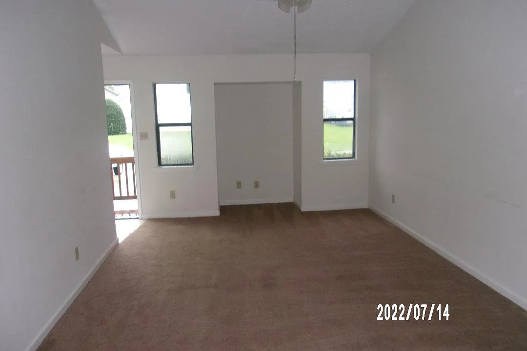2 bed, $1,100 — Photo 4