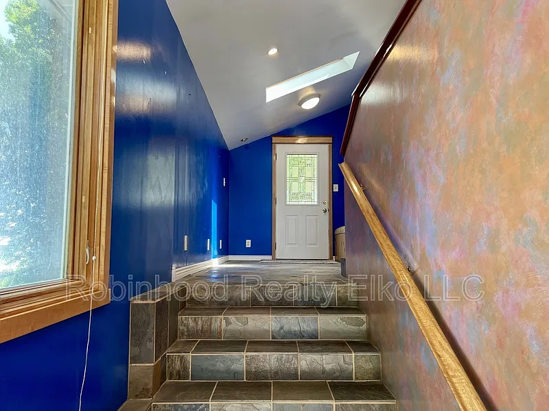 3 bed, 1.0 bath, 1392 sqft, $2,300 — Photo 3