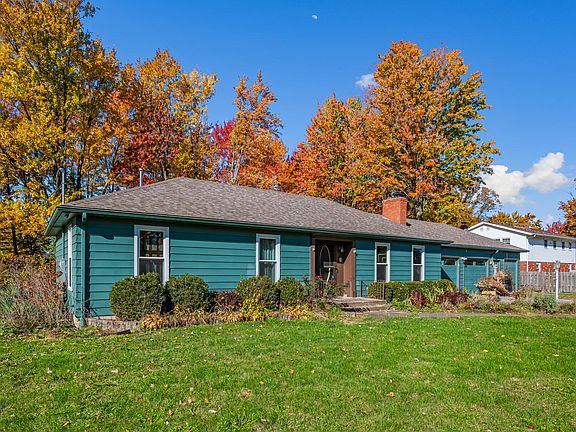 3rd image of 796 Surrey Dr
