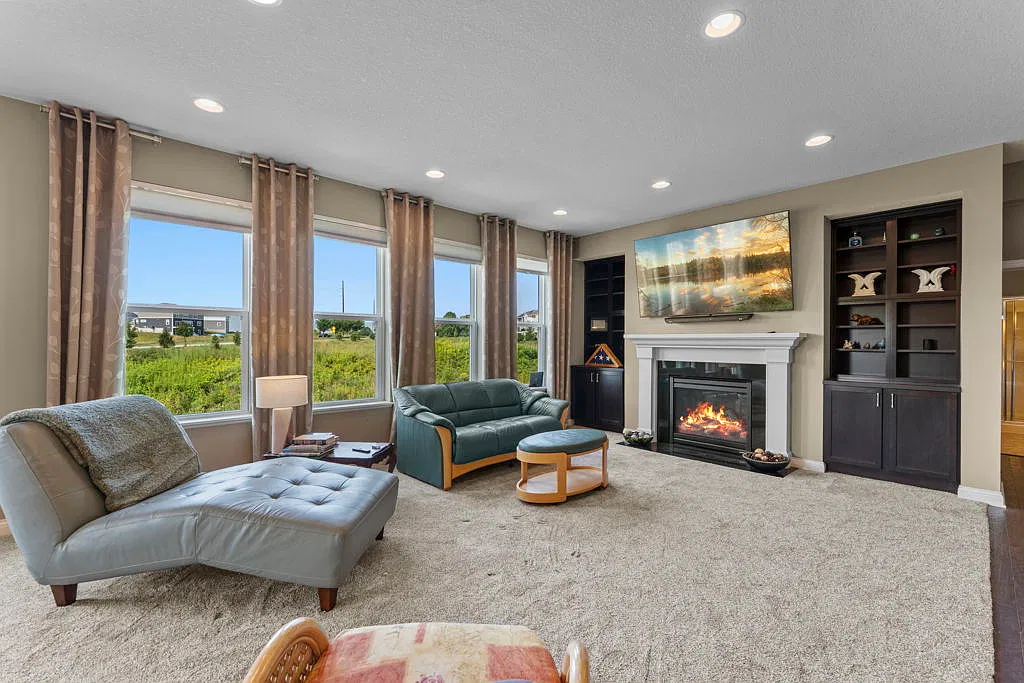 6 bed, 4246 sqft, $4,550 — Photo 3
