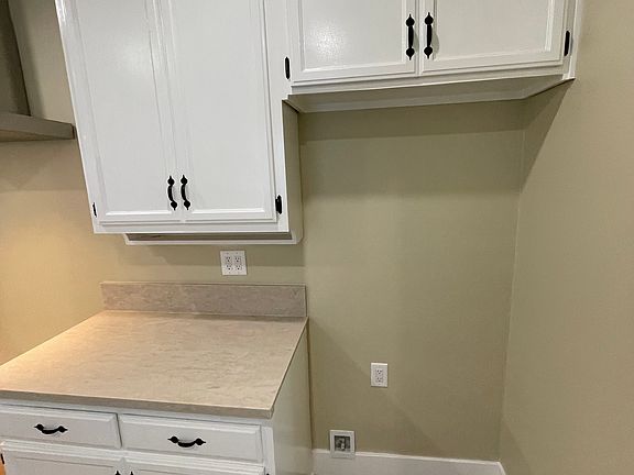 4th image of 300 N Magnolia Ave